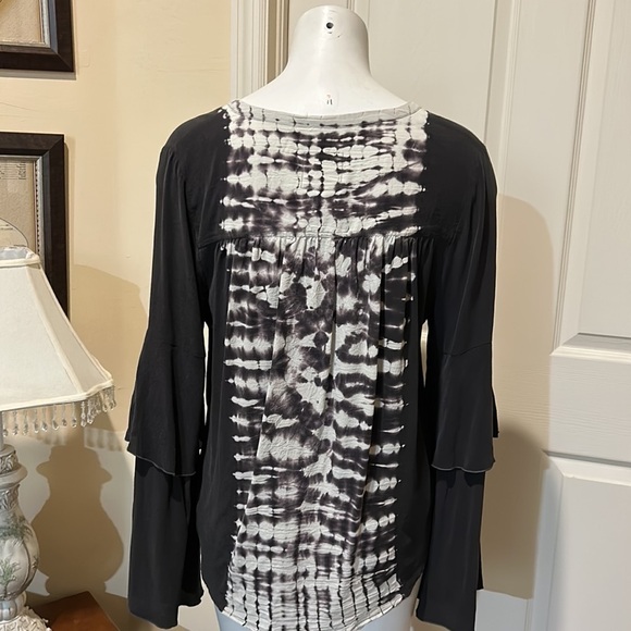 Chaser Tiered Sleeve Blouse. NWT. Medium - Picture 4 of 8